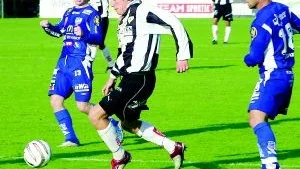 Fredrik Åström var tillbaka efter sin avstäning. Och det med besked - "Lillen" avgjorde mot serieledaren IFK Ölme. Här i kamp med Ölmes högerback Magnus Olsson. 
FOTO: ROBERT SVENSSON
