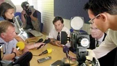 Näringslivsminister Leif Pagrotsky och Bravikens koncernchef Göran Lundin berättade om sina diskussioner vid en kaotisk presskonferens.
FOTO: JANNE FORSBY