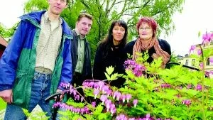 Från kommunen arbetar fr. v. Henrik Morin, Johan Levander, Viveca Lindberg och Lillemor Johansson. Närmast för Trädgårdsdagen som gör Färgargården till pingstaftonens utflyktsmål. 
FOTO: ROBERT SVENSSON