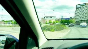 Det är nog dags att ta ner vägvisarskyltarna till Esterön, eftersom de inte gäller för närvarande. Risken är annars att någon luras ner till Esteröns numera tomma kajplats vid Hamnbron.