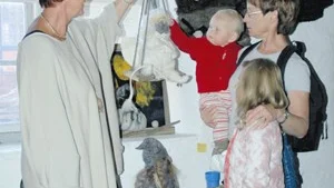 Linnéa och Karolina Spångberg hade följt med mormor Gunilla till Sonstorps kvarn och de tittade på Harriet "Sunny" Torstensson tovade alster.
FOTO: GUNNAR JOHANSSON