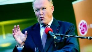 Han har en remarkabel förmåga att förvandla oppositionens gnöl och gnäll  till tankeväckande och politiskt vassa inlägg, skriver Widar Andersson efter att ha bevittnat en av riksdagens frågestunder. 
FOTO: PRESSENS BILD