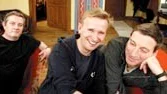 Män emellan" driver med mansrollen. Första avsnittet har fått undertiteln "Riktiga män har stor tv". Från vänster: Allan Svensson, Johan Ulveson och regissören Peter Schildt.
FOTO: PRESSENS BILD