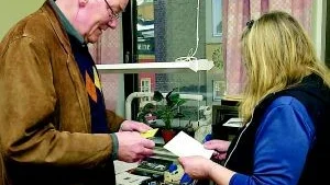 Efter 20 år i politiken lämnade Lennart Jansson igår in nycklar, parkeringstillstånd och annat till Harriet Renhorn på Kultur- och fritidskontoret.
FOTO: JANNE FORSBY