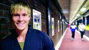 Joni Jaako heter mottagaren av Rutger Blombergs stipendium 2003. 400 meterslöparen kommer från ett fantastiskt år med deltagande vid ungdoms-OS i Paris och USM-guld som främsta meriter. Nästa år väntar junior-VM i Italien för 17-åringen.
FOTO: JANNE FORSBY