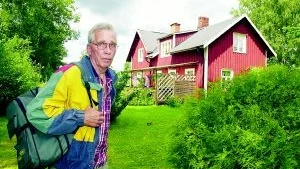 Här befinner vi oss på privat mark, i en trädgård i Häradshammar. Men just här gick järnvägen Norrköping-Arkösund fram till 1960, huset i bakgrunden är det gamla stationshuset. Harry Harrysson vet precis hur det såg ut här på den tiden.
FOTO: ROBERT SVENSSON