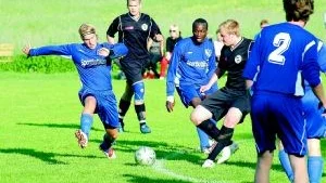 Sonstorpsglädje efter pokalsegern i egna turneringen. I laget ingick: Stefan Hörberg (målvakt), Marcus Andersson, Jojo Abdullahad, Marcus Abrahamsson, Jerry Eriksson, Rickard Karlsson, Mårten Abrahamsson, Thomas Johansson, Martin Johansson, Nico Kakonge, Daniel Widesäter, Andreas Karlsson, Fredrik Pettersson, Oskar Pettersson och Erik Sedin. Assisterande tränaren Mattias Eriksson, tränaren Andreas Henrysson och lagledaren Åke Johansson flankerar spelarna.								 Foto: Gunnar Johansson