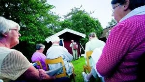 Så pass trogen är publiken, att allsången i Krokek levt vidare i ett antal år nu. Och då i allmänhet också anförts av Göran Blomkvist och hans dragspel.