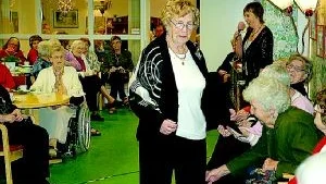 Onsdagens senior-mannekänguppvisning lockade många till Träffpunkten på Högby. Åtta damer i 80-årsåldern visade vårmode. I bakgrunden syns Träffpunktssamordnaren och konferenciern Ulla Bernhard. Foto: Magnus  Johansson