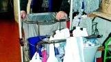 - För att komma åt de allergiframkallade ämnena skulle vi behöva dammsuga varenda unge varje dag, säger Rolf Grenstam, chef på serviceförvaltningen i Finspång som ansvarat för skolstädningen i Finspång sedan 1992.  Foto: Malin Perk