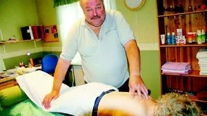 Kent Sandberg har drivit Kentas Massage i Skärblacka i nästan åtta år. Han tycker att det roligaste med yrket är att hjälpa folk bli av med sin värk.Foto: Magnus Johansson