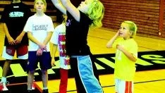 Basketsporten är riktigt på gång. Veckans basketcamp i Mässhallen har ökat i antalet utövare. Det är gott om både tjejer och killar som vill utveckla sin sport och framförallt träffa sina idoler i Dolphins. Jonatan Eriksson (lilla bilden t h) var dock inte speciellt imponerad av de tidigare spelarna, inte ens Gee Gervin kunde övertyga.                  Foto: Anita Kjellberg.