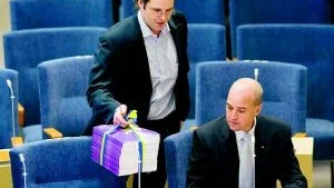 Finansminister Anders Borg med budgeten. Han har nu gjort klart att arbetslösheten inte ska politiseras på det sätt s-regeringar gjort. Foto: Scanpix