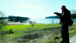Fornlämningar inventeras intensvit. Men berguvsmärkning är det glest men, säger Jan Andersson. Här vid ängen där det planeras 15 nya hus i Melby.