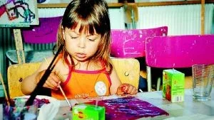 Leticia Karlsson, 3 år från Butbro, var en av besökarna när ABF i Finspång hade öppet hus på lördagen. Kanske har föreningen Amatörmålarna värvat en ny medlem. Foto: Johan Gustafsson