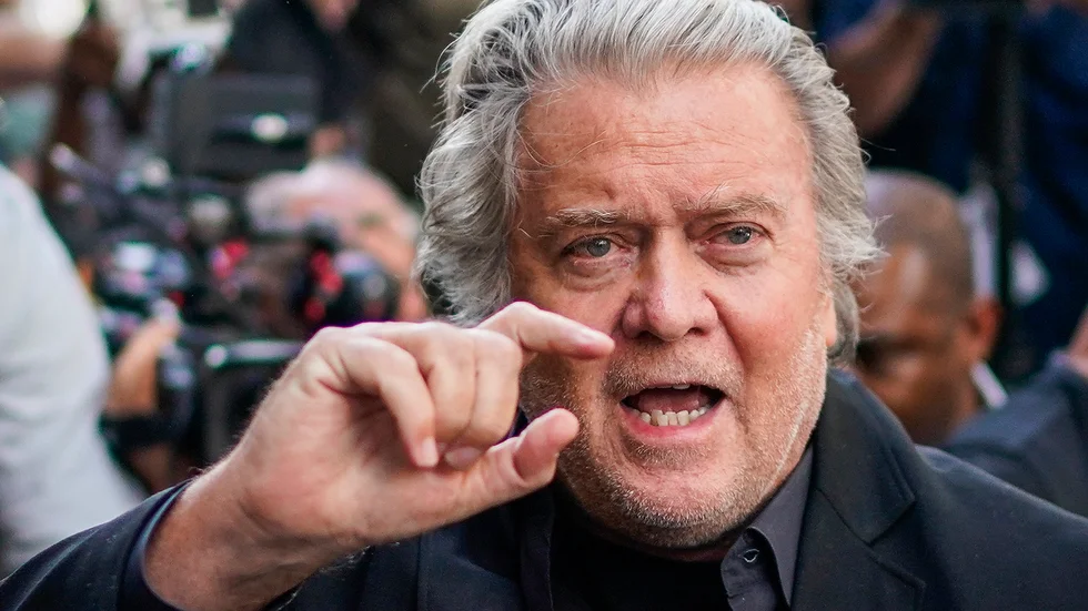 Steve Bannon överlämnar sig till myndigheter i New York.