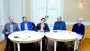Marie Morell omgiven av sina manliga kollegor i landstinget önskas ett gott nytt år.