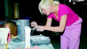 Konstnären Sissi Westerberg använder gamla formar från Reijmyre Glasbruk för att göra figurer i latex.
