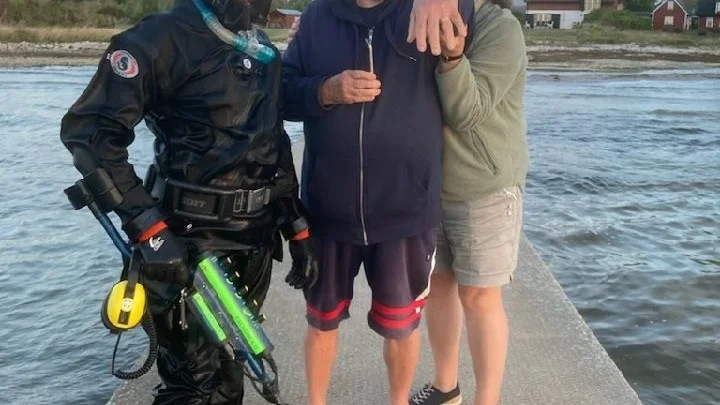 Dykaren Peter D'Agnan tillsammans med Bosse och Marie Hagberg när ringen hade hittats. 