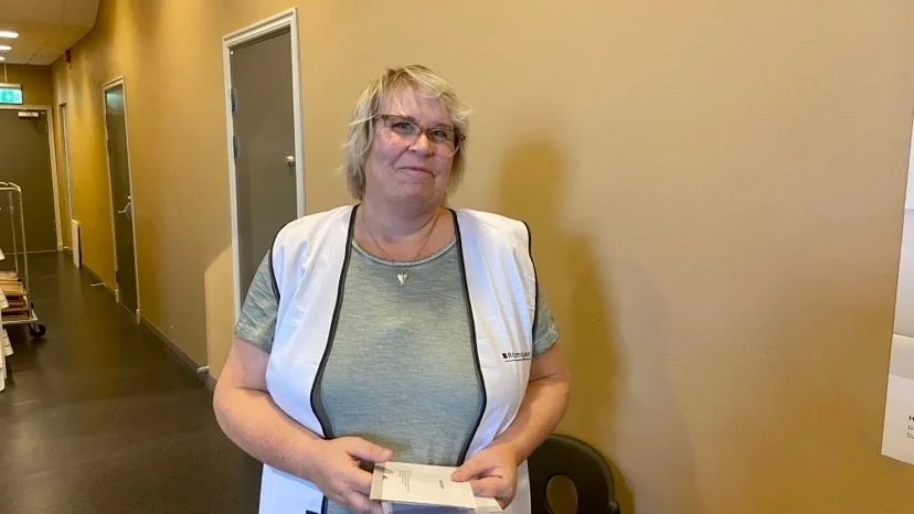 Ulrika Lifvakt är röstmottagare i distriktet Flen södra. Hon tror att valdeltagandet kommer att vara högre i år: "Jag har jobbat på många val. Valdistrikten ser lite annorlunda ut nu men det har varit ganska lågt förut också jämfört med resten av Flen. Jag upplever att det är fler som röstar i år, förhoppningsvis är det så men det får vi se sen. Det är fler som förtidsröstar i alla fall."
