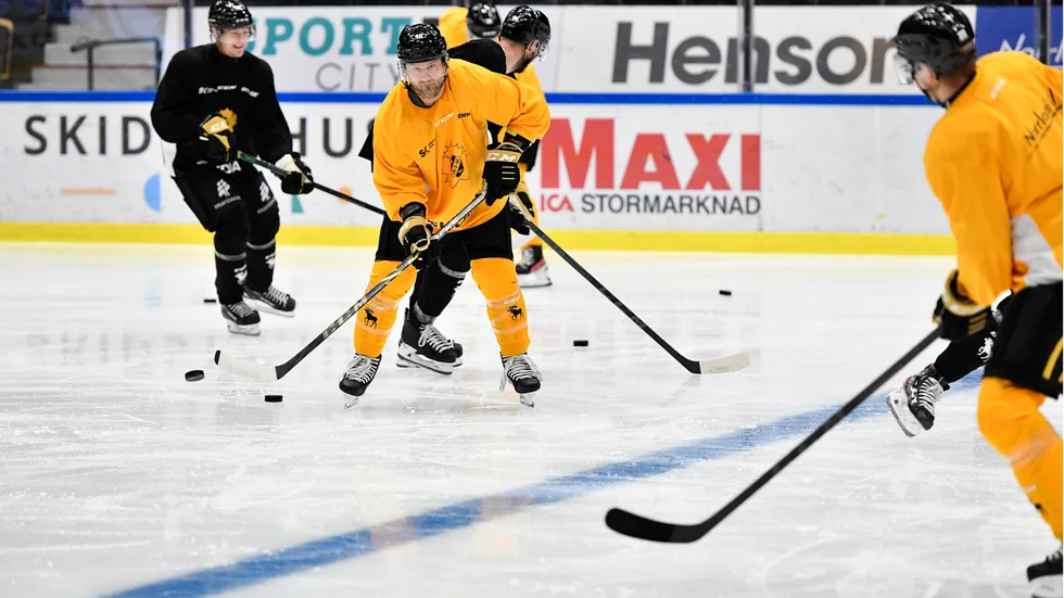 Oscar Möller deltog på delar av onsdagens träning, men klev sedan av isen och promenerade till omklädningsrummet tillsammans med Mattias Hallberg från lagets medicinska team.