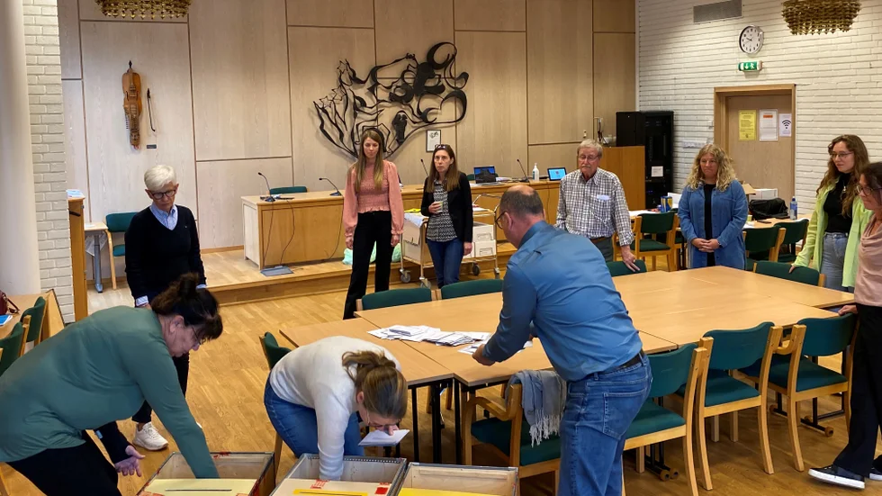 När de sista rösterna hade räknats klart under onsdagen så presenterades ett resultat med väldigt jämn mandatfördelning mellan de nuvarande sidorna.