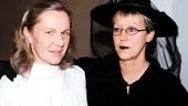 Marianne Hjelm och Margit Myhr visar ett urval av julmarknadens utbud.
FOTO: GUNNAR JOHANSSON