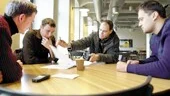 Jobbet om svensk vapenexport behövde kompletteras. Strategin läggs upp vid kaffebordet. Från vänster är det Anders, Christoffer, Andreas och Rasid.
FOTO: ROBERT SVENSSOSN