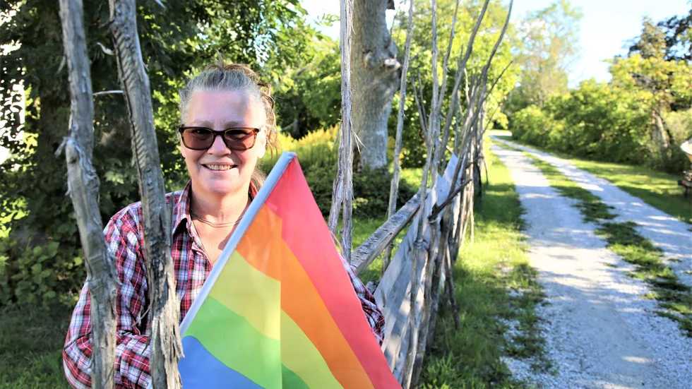 Jenny Johansson i Anga kallar sig "Transmamman" när hon föreläser om att vara flrälder till ett transsexuellt barn. Hon har prisats för sitt engagemang och fortsätter ofötrutet att sprida sitt budskap.