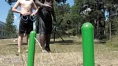 Det gäller för Jaakko Alatuppö och Karamo Jarawora att få ringen runt pinnen.
FOTO: MARTIN ROTH