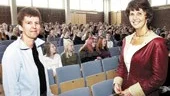 Fanar Siawesh, i mitten, är redan tillbaka i Borgsmoskolan, trots den otäcka trafikolyckan i måndags. Här ses hon tillsammans med från vänster klasskompisen Sandra Seawesh samt de tre tjejerna som hjälpte henne här på olycksplatsen, Zunilda Garcia, Viktoria Holmberg och Maria Waller.
FOTO: ROBERT SVENSSON