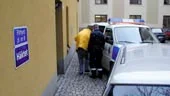 En av de nu häktade männen förs in i tingsrätten. Männen är misstänkta för grovt tjänstefel. En av dem dessutom för dataintrång samt mutbrott.	
FOTO: WIGHSNEWS