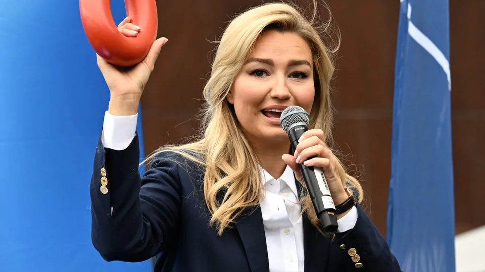 Kristdemokraternas partiledare Ebba Busch hade med sig falukorven när hon valspurtade i Stockholm dagen före valet.