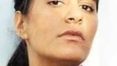 Sara Villius nya bok är varken en roman eller novellsamling. I ett kapitel är en tjej och en kille ute och går. Han ser en fastfrusen and, Nej, det är en snöklump svarar tjejen, och det är också bokens titel.
FOTO: JOHAN MARKUSSON