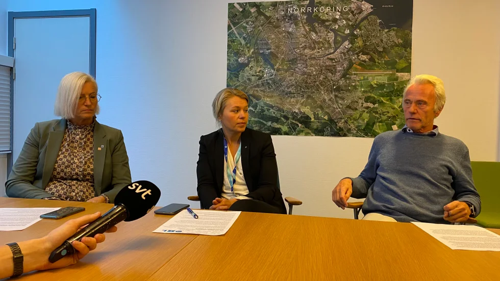 Eva-Britt Sjöberg (KD), Sophia Jarl (M) och Reidar Svedahl (L). "Ett skäl som har vägt tungt är människors oro. Vi har lyssnat på människor i hela den här processen", säger Sophia Jarl.