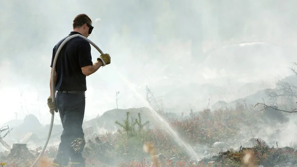 Det torra och varma vädret ökar brandrisken i skog och mark. Nu uppmanas allmänheten till stor försiktighet.