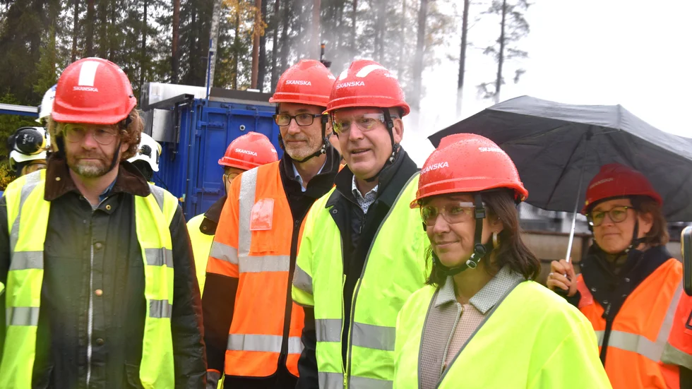 Gunnar Hagman vd Skanska Sverige, i mitten, lyssnar på information vid rundvandringen under invigningen av biokolpannan i Skellefteå.