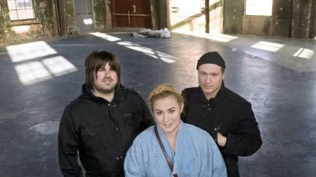 Robin Hedberg, Evelina Mühling och Karl Östman förvandlar Värmekyrkan till en modearena.Foto: Janne Forsby