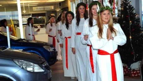 På HG Dahls bil lussades det mellan bilarna. Lucia Evelina Järvinen och tärnorna bjöd på några fina luciasånger. Foto: Carolina Nilsson