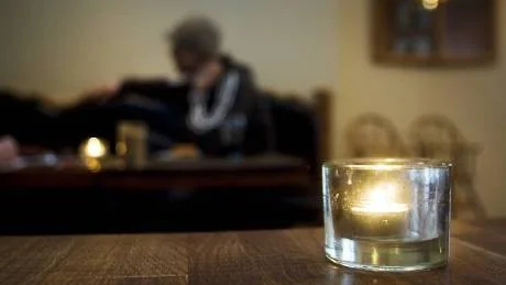 Mattias har skrivit brev och ringt till beroendekliniken för att få veta när han kan få behandling.  Förut kunde de i alla fall säga vilken köplats jag hade. Nu svarar de bara att de inte vet, säger Mattias.Foto: Andreas Skogh