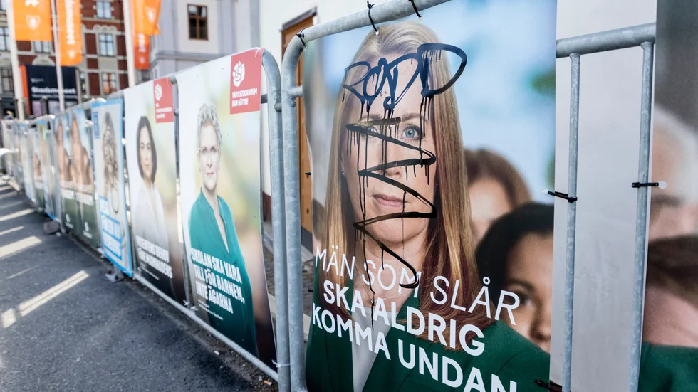 En vandaliserad valaffisch i Stockholm. Arkivbild.