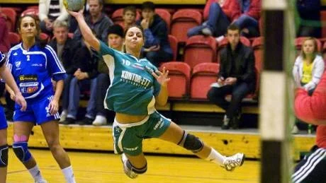 Angelica Ringdahl gör ett av sina fem mål i NKIK:s segermatch mot Arboga.Foto: Robert Svensson