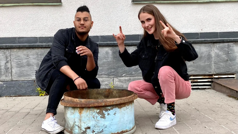 "We will rock you" utspelar sig i en postapokalyptisk värld, där individualism inte får finnas och rockmusik inte existerar. Adrian Tapias och Julia Anstsvee Lindhé spelar huvudrollerna i Kolhusteaterns uppsättning av musikalen. 