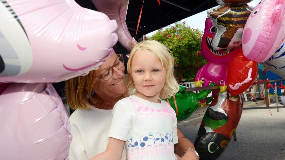 Estrid, 4 år, med farmor Jane Andersson från Mjölby bland marknadsballongerna.