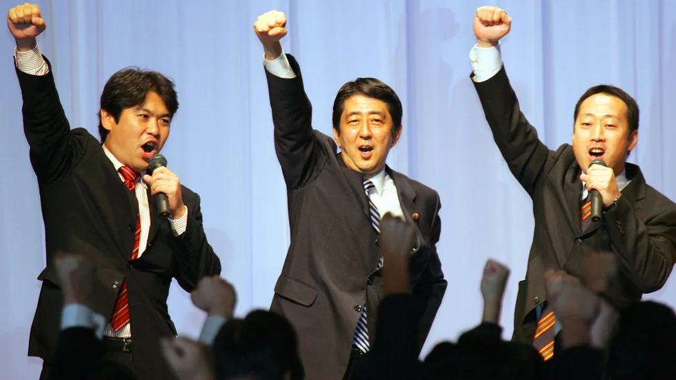 Shinzo Abe vann uppgörelsen om partiledarskapet i LDP i slutet av år 2006. Sedan utsågs han till Japans yngste premiärminister. Här poserar han på en kampanjscen tillsammans med partikamraterna Yohei Matsumoto (vänster) och Yoshihiko Fukuda (höger). Arkivbild.