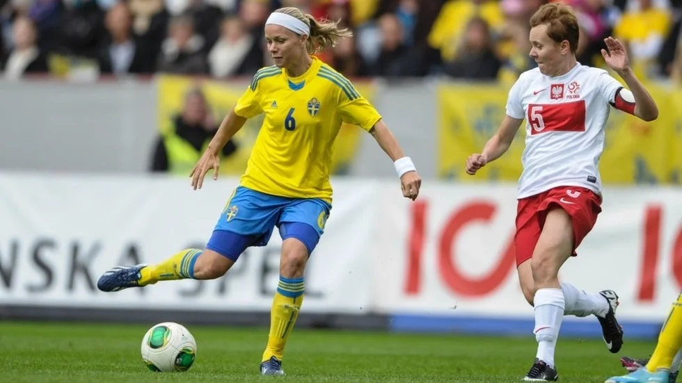 Sara Thunebro gjorde 132 landskamper för Sverige och hon följer fortfarande med stort intresse fotbollen. Här syns hon i en VM-kvalmatch mot Polen.