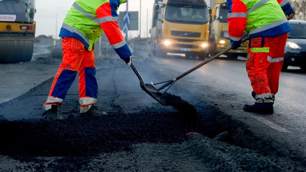 Svenska bilister får räkna med sämre vägar efter höjda asfaltspriser. Arkivbild.