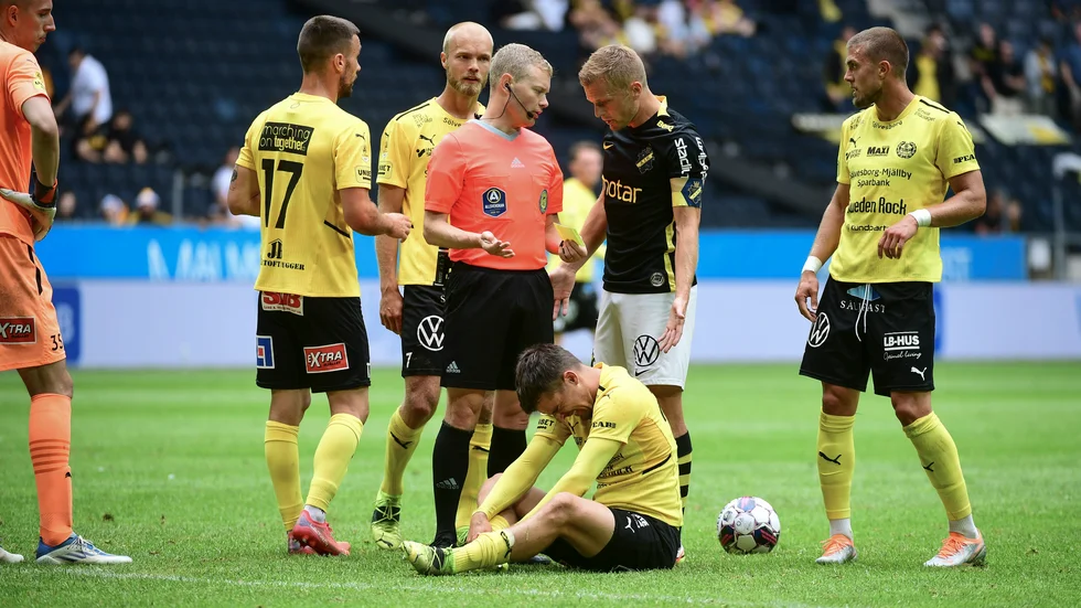 AIK:s Sebastian Larsson protesterar mot ett domslut.