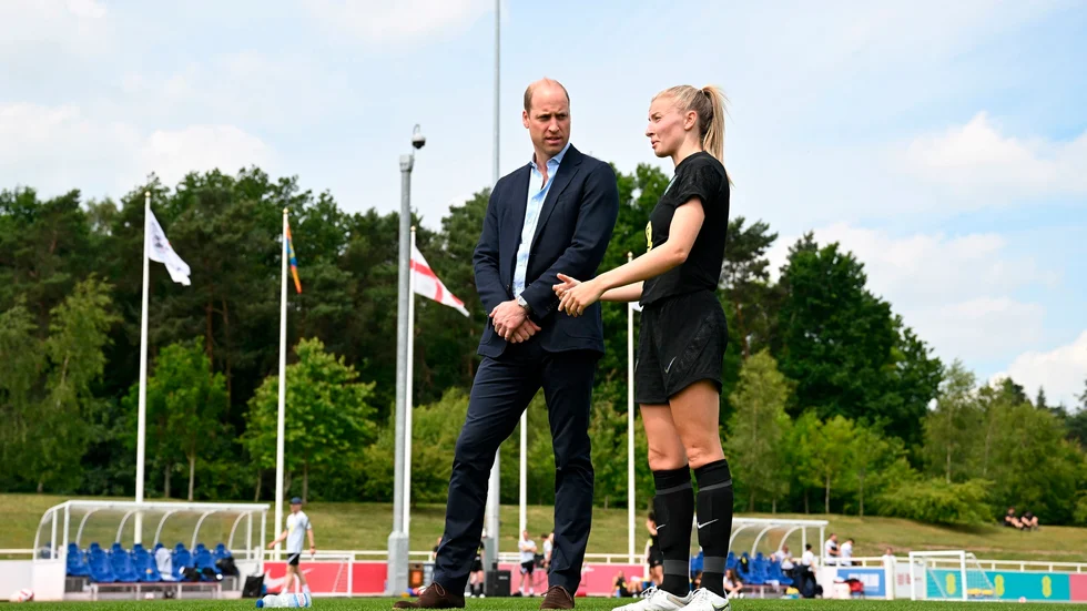 Prins William hälsade på det Engelska landslagets träningsläger inför EM och pratade med lagkaptenen Leah Williamson. Arkivbild.