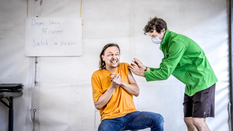 Anette Nantell fotograferade den svenska massvaccinationen mot corona. Resultatet blev fotoboken "Vaccinet".